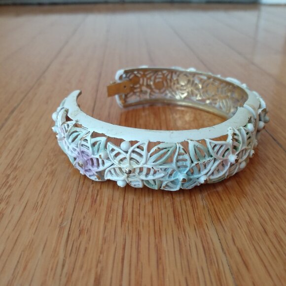Vintage Bangle Bracelet Hinged Floral Openwork Painted White Pastel Gold Tone - Picture 8 of 13
